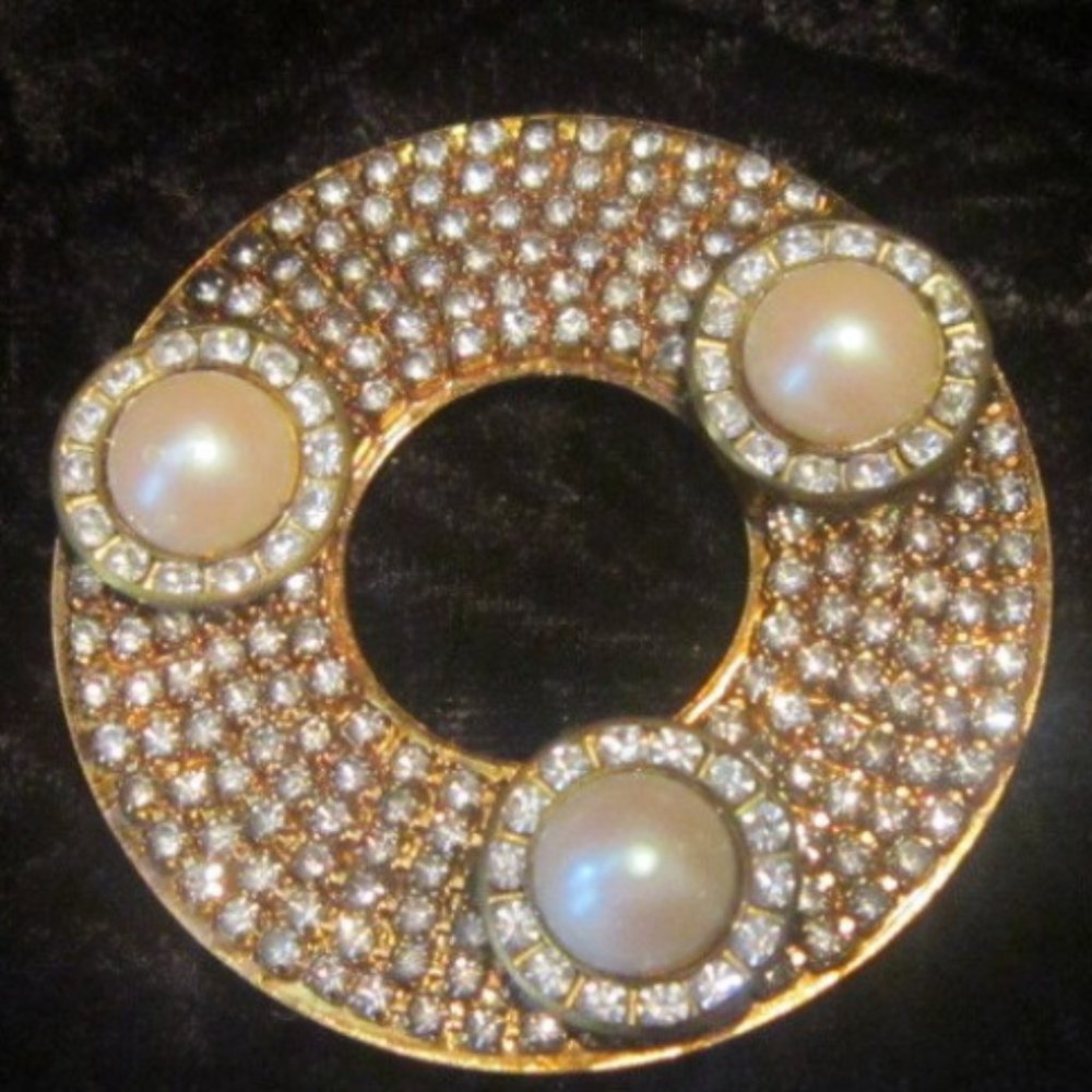 VINTAGE-SIGNED -- LINDA LEVINSON DESIGNS-PEARL & RHINESTONE BROOCH-LIKE NEW